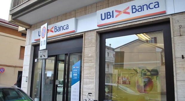 Pesaro, in banca con il taglierino: arrestati prima che riescano a uscire