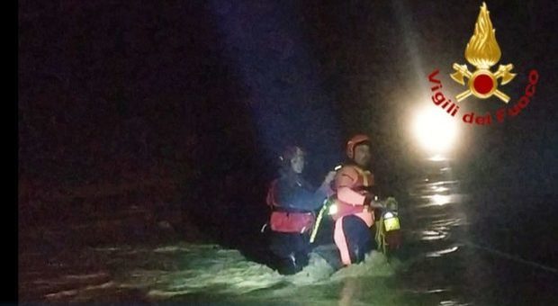 Maltempo a Terni, tre persone sorprese in auto dall'esondazione di un torrente: salvate dai vigili del fuoco