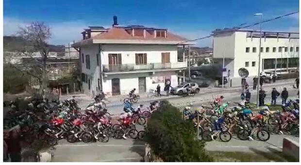 Tirreno Adriatico, attimi di caos durante il passaggio ad Ascoli: alcuni ciclisti sbagliano direzione