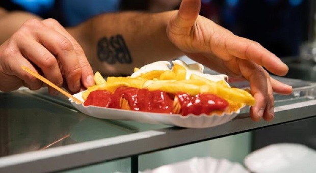 Nell'ordine al fast food manca una porzione di patatine: i clienti lo fanno presente, la cameriera spara alla loro auto