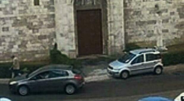 Ascoli, la chiesa di Santa Maria Intervineas in ostaggio dei veicoli in sosta vietata