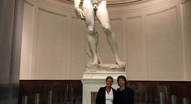 Jagger con la direttrice del museo