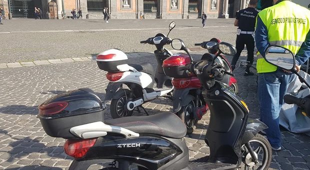 Alcune bici elettriche sequestrate dalla polizia municipale a piazza Plebiscito