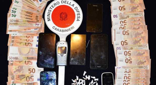 Il soldi, la droga e i cellulari rinvenuti dai carabinieri