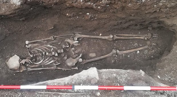 Roma, davanti alla metro Piramide spuntano scheletri di donna e bambino: sarebbero morti durante il parto