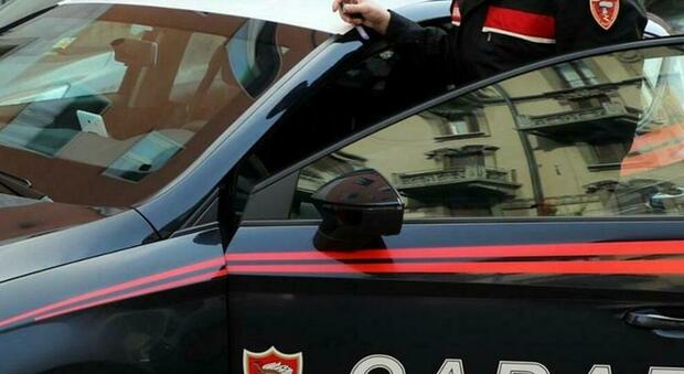 Qualiano, carabinieri controllano gli esercizi commerciali: 2 persone denunciate