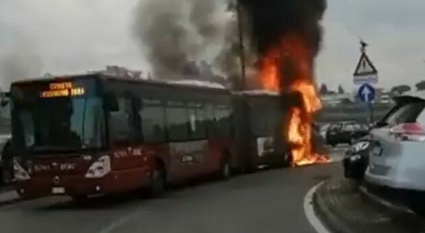 Roma, bus si incendia a viale Oxford: nessun ferito, ma danneggiate alcune auto