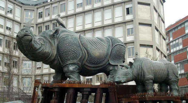 Ancona, le giostre oscurano i "Rinoceronti" Trubbiani minaccia un esposto in Procura