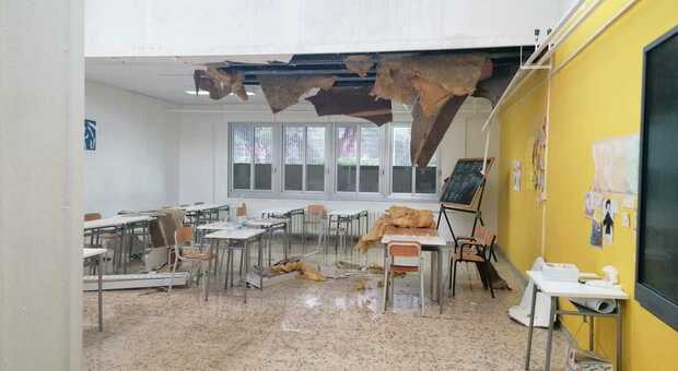 Pioggia e grandine si abbattono sulla scuola: crolla il controsoffitto di un'aula. Paura in classe