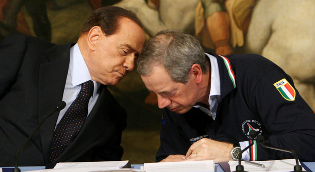 Berlusconi e Bertolaso (Lapresse)