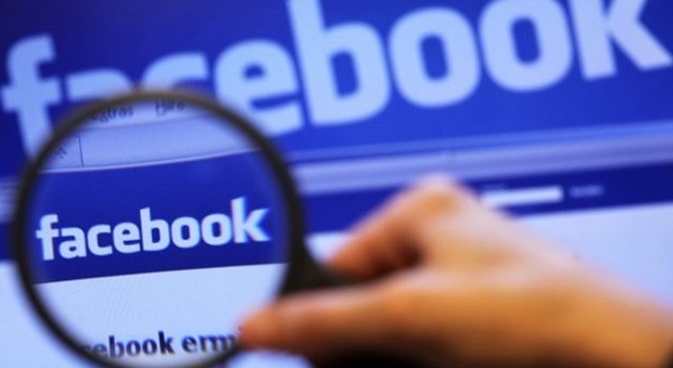 Facebook, spiare il profilo del partner è reato: ecco cosa si rischia