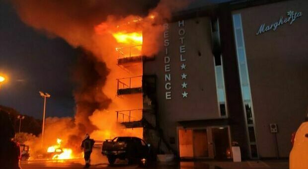 Incendio all'Hotel a Montalto marina, tre piani avvolti dal fuoco