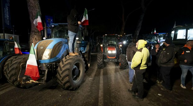 Trattori a Roma, bloccata per protesta la via Nomentana: trattative con le forze dell'ordine e poi tutti in marcia
