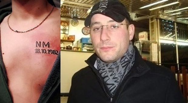 Il tatuaggio e a destra la vittima, Nicola Moretto