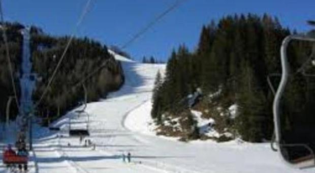 Guida alpina sciava fuori pista con sette escursionisti: multata