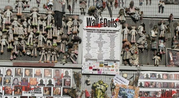 Dato alle fiamme “Il muro delle bambole”, installazione contro la violenza sulle donne