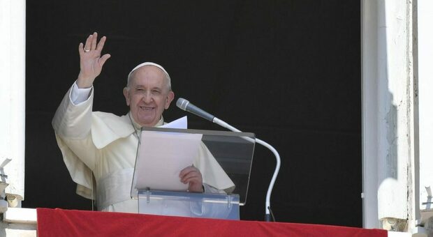 Papa Francesco all'Europa: accogliere i profughi afgani poi parla della «sordità del cuore»