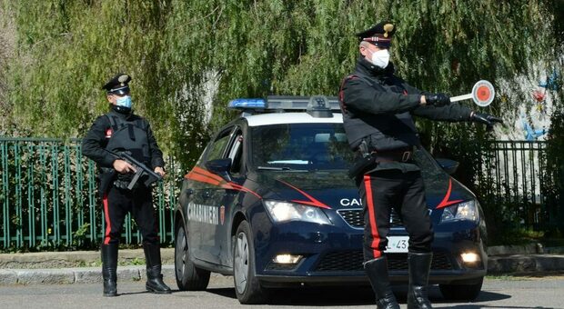 Non si fermano allo stop e tentano di investire i carabinieri: due nei guai