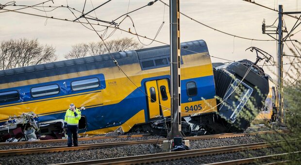 Treno passeggeri si scontra con una gru in Olanda: un morto e 30 feriti. Il convoglio ha preso fuoco