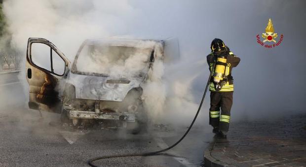 Idraulico alla guida si accorge che qualcosa non va: il furgone s'incendia