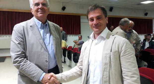 PRONTI - Stretta di mano tra i due candidati: Giuseppe Gaiarin a sinistra e Marco Sartini