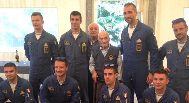Il maresciallo Francesco Morelli con l'equipaggio delle Frecce Tricolori a Pescara nel luglio scorso