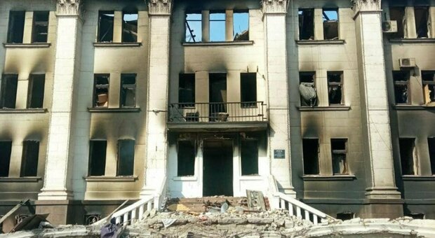 Ucraina, Mariupol: il massacro al teatro ha causato almeno 300 morti. Il video dopo le bombe