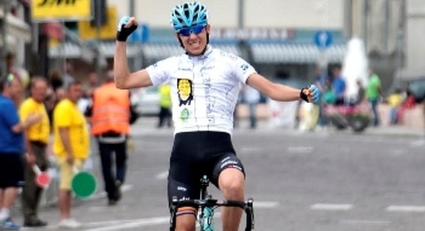 Filippo Zana sul traguardo al Giro del Friuli