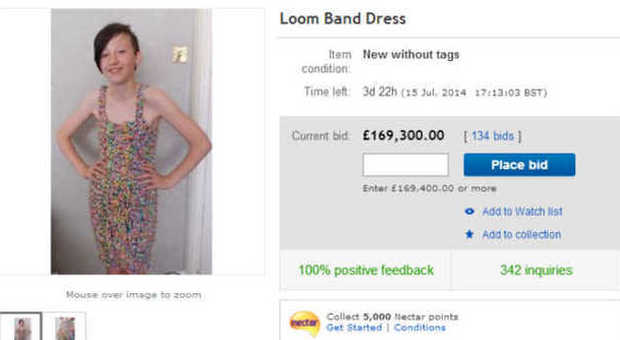 Il vestito è fatto di 'Loom Bands', le offerte su Ebay arrivano a 200mila euro