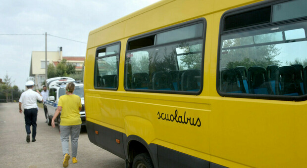 Bambino di tre anni dimenticato sullo scuolabus si salva da solo suonando il clacson: liberato da una passante dopo due ore