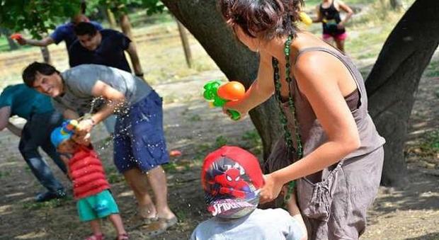 roma, battaglia con le armi ad acqua per sostenere le Case Famiglia