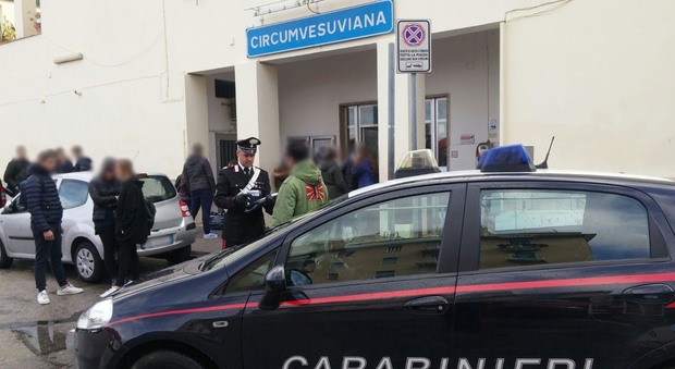 Scacco matto alla babygang di Pomigliano: sette arresti, quattro sono minori. In un mese rapinate 32 persone