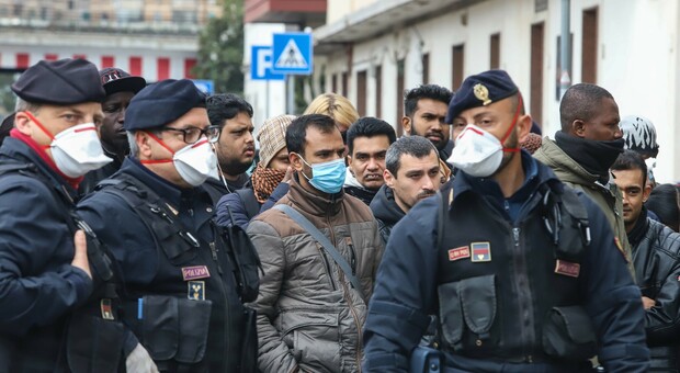 Napoli, la denuncia dei sindacati: «Calca davanti all'ufficio immigrazione»