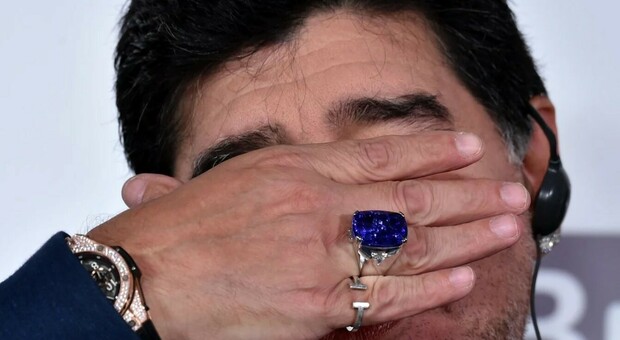 Maradona, l'ultimo giallo; sparito anello da 300mila dollari: «Lo ha una delle figlie»