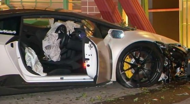 La Lamborghini distrutta dopo l'incidente