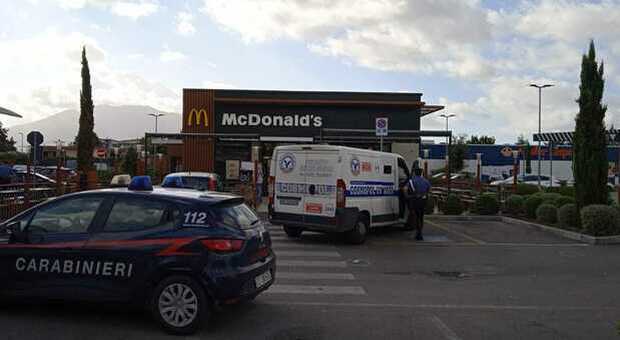 Rapina al McDonald's, spari e paura a Pomigliano: svaligiato portavalori, ferito un vigilante