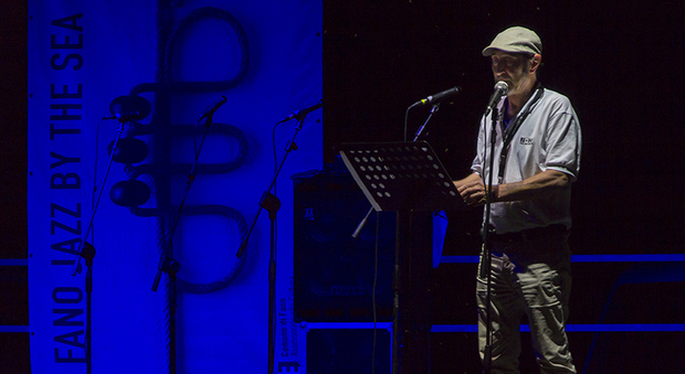 Il direttore artistico Adriano Pedini sul palco di Fano Jazz By The Sea