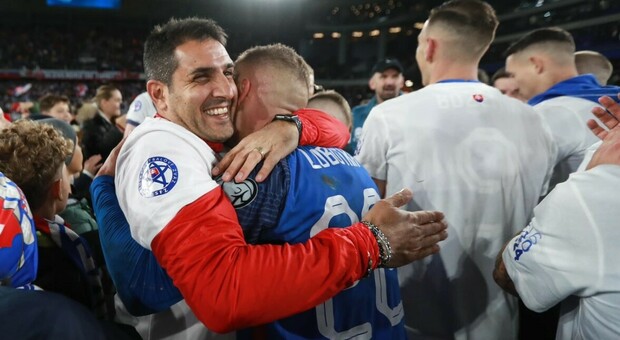 Segarelli abbraccia Lobotka dopo la qualificazione della Slovacchia a Euro2024