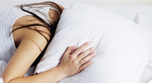 Chi dorme poco mangia di più e ingrassa, colpa di un corto circuito olfattivo