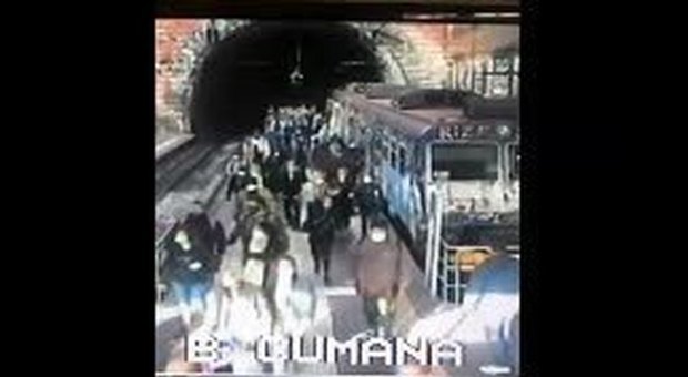 Fase 2 a Napoli, bus e metropolitana semivuoti ma è allarme rosso sui treni della Cumana: vagoni pieni e maxi assembramento