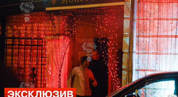 Mosca, per i giocatori della Roma notte a luci rosse in uno strip club: sorpresi da un fotografo
