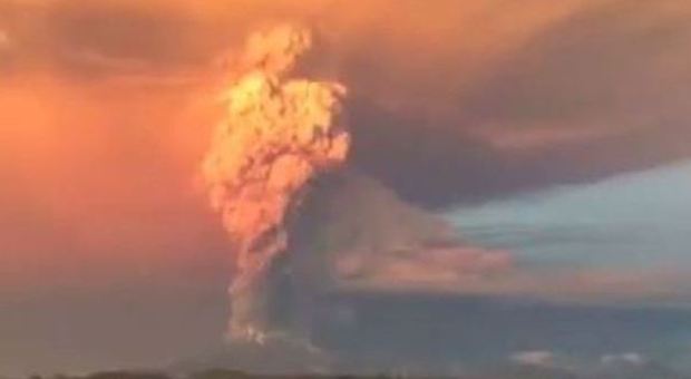 Cile, eruzione del vulcano Calbuco: nel fumo "compare" una donna con un bambino