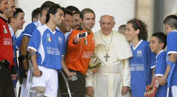 Il Papa incontra gli sportivi: «Pregate perché io possa fare il gioco della Chiesa fino alla morte»