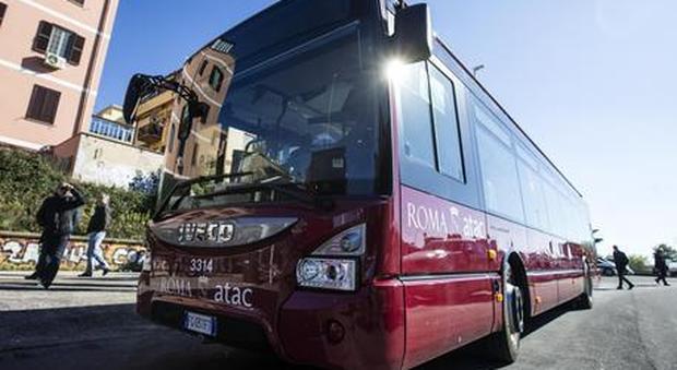 Coronavirus, da lunedì a Roma vietato salire sui bus dalla porta anteriore