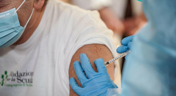 Mani al collo dell'infermiera mentre somministra il vaccino: «Se va male so con chi prendermela»