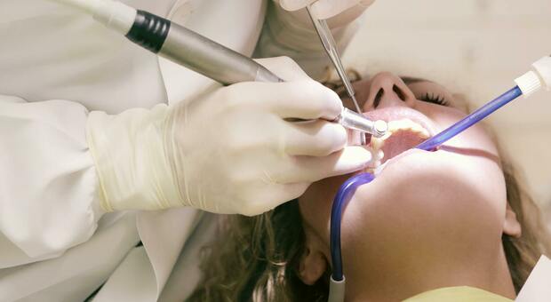 Denti, «attenti agli zuccheri subdoli»: l'igienista dentale svela i cibi pericolosi che non ti aspetti (non solo caramelle e dolci)