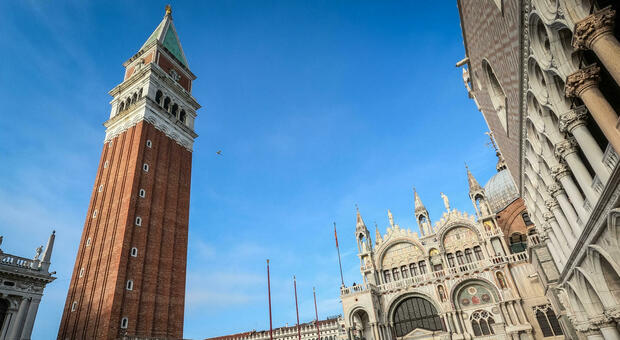 Venezia, caduti pezzi di cemento armato dal campanile di San Marco: partiti i controlli su cuspide e fondamenta