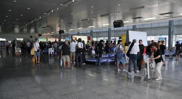 Trovati 82 chili di cocaina nella stiva di un aereo fermo nell'aeroporto argentino di Ezeiza