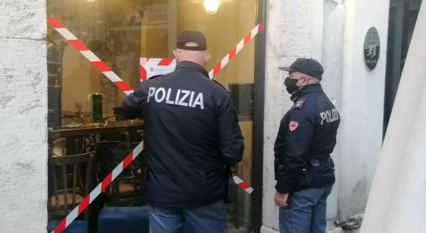 Roma, grave pestaggio davanti a un locale di Tivoli: identificati gli aggressori. Sospesa licenza per 7 giorni