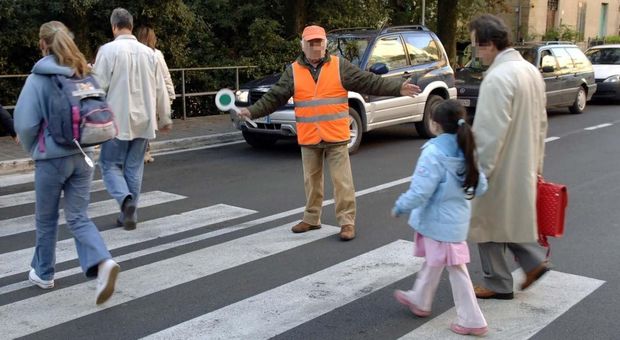 Roma, nonni «anti-spaccio» davanti alle scuole. Il prefetto: assurdo